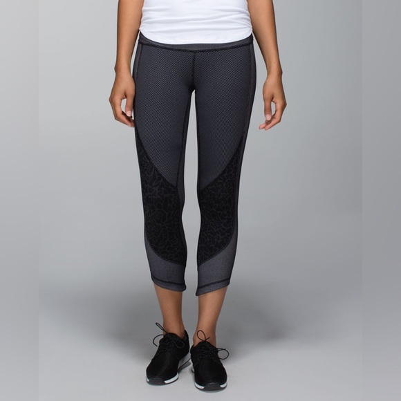 Lululemon Wunder Under Crop *Sashiko
 in Black / Deep Coal. 
Size 8. Pristine. - Picture 2 of 10
